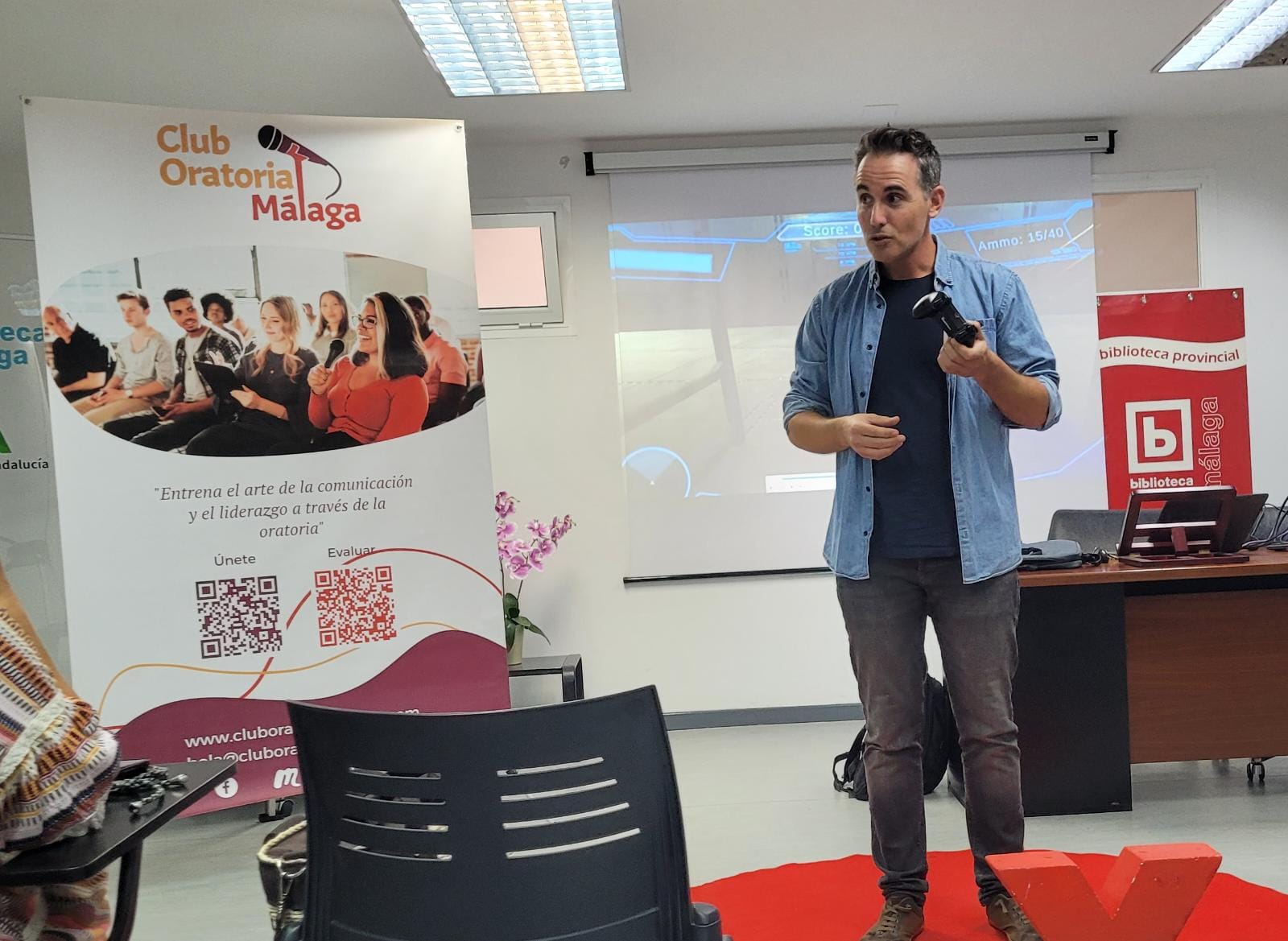 Sergio Banderas, profesor y desarrollador de videojuegos en el club ensayando su charla para TEDxMálaga